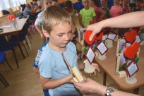 Dzieci z upominkami dla rodziców